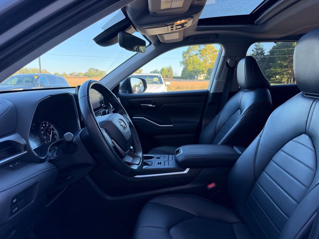 Used 2022 Toyota Highlander XLE AWD/4WD image 10