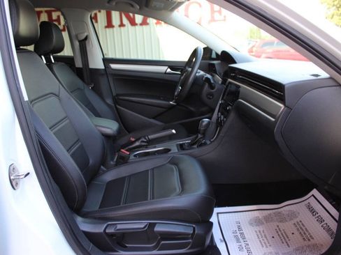 Used 2021 Volkswagen Passat 2.0T SE FWD image 9