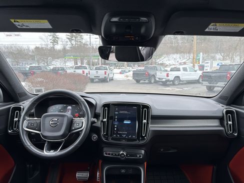 Used 2019 Volvo XC40 T5 R-Design image 13