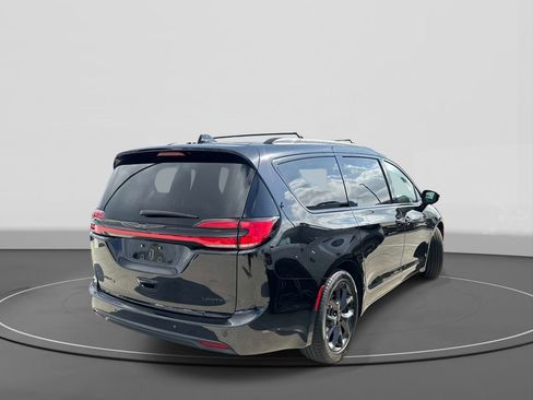 Used 2025 Chrysler Pacifica Limited FWD image 3