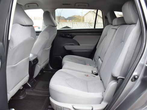 Used 2023 Toyota Highlander LE image 12