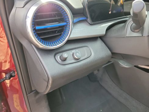 Used 2025 Chevrolet Trax LT w/ Driver Confidence Package FWD image 25