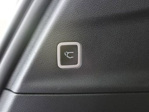 Used 2025 Chrysler Pacifica Limited FWD image 8