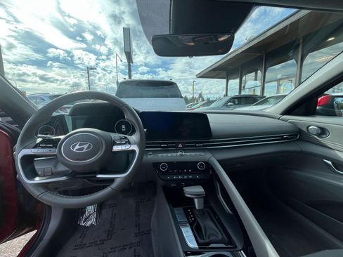 Used 2025 Hyundai Elantra SEL image 36