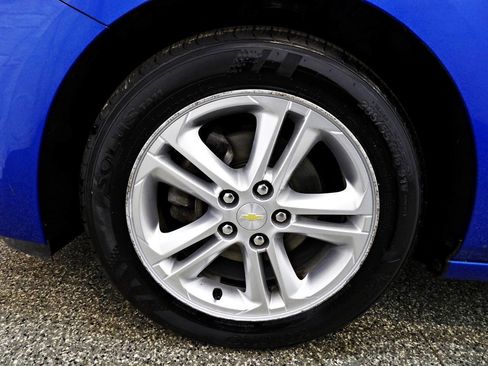 Used 2017 Chevrolet Cruze LT image 18