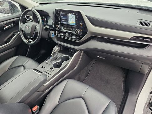 Used 2021 Toyota Highlander XLE image 11