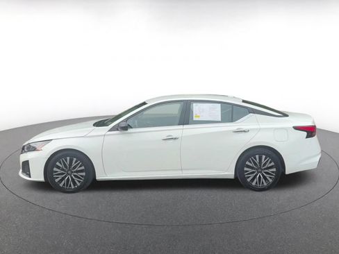 Used 2025 Nissan Altima 2.5 SV FWD image 7