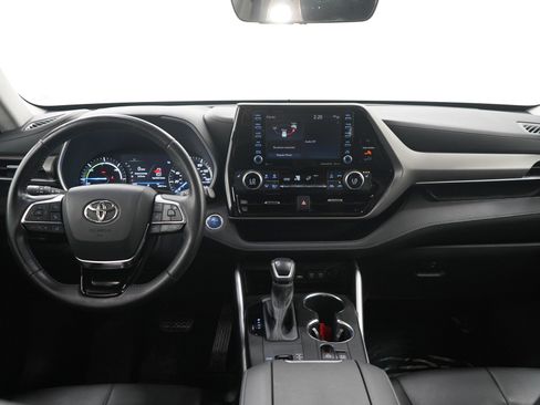 Used 2020 Toyota Highlander XLE AWD/4WD image 17