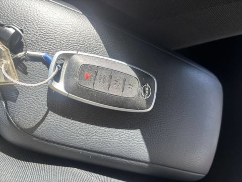 Used 2025 Nissan Versa SV FWD image 21