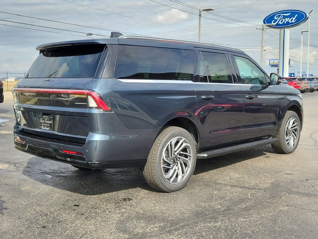New 2026 Lincoln Navigator L Premier AWD/4WD image 4