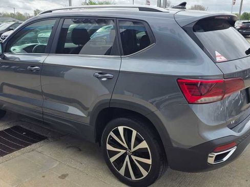 Used 2022 Volkswagen Taos SE FWD image 3