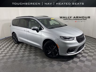 Used 2023 Chrysler Pacifica Touring-L w/ Uconnect Theater Family Group