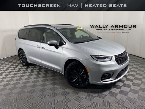 Used 2023 Chrysler Pacifica Touring-L w/ Uconnect Theater Family Group AWD/4WD image 1