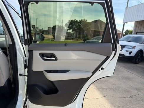 Used 2025 Nissan Rogue SL w/ Tech Package FWD image 30