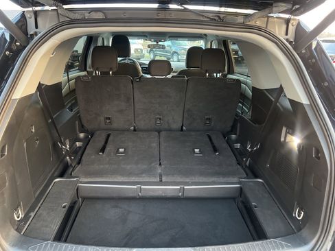 Used 2023 Ford Explorer XLT image 27