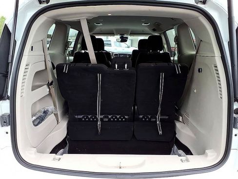 Used 2023 Chrysler Voyager LX FWD image 10