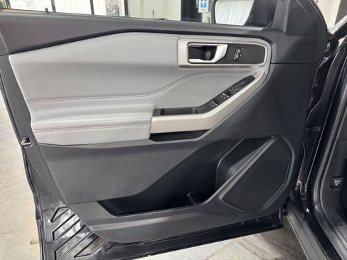 Used 2021 Ford Explorer XLT w/ Equipment Group 202A AWD/4WD image 16