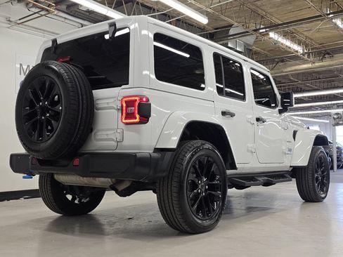 Used 2024 Jeep Wrangler Unlimited Sahara AWD/4WD image 23
