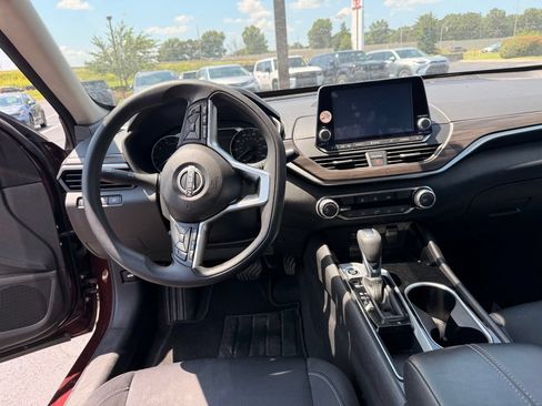Used 2024 Nissan Altima 2.5 SV FWD image 12