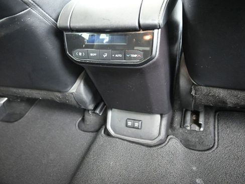 Used 2021 Toyota Highlander XLE AWD/4WD image 11