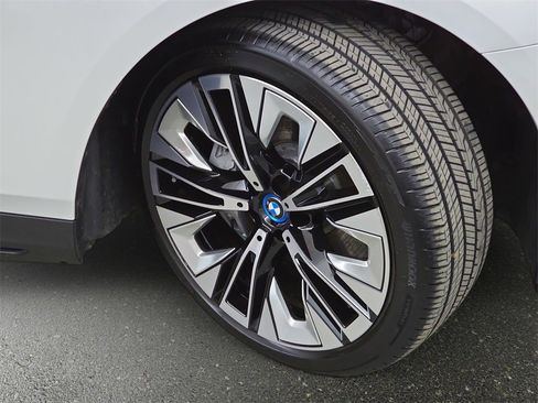 Used 2025 BMW i5 xDrive40 w/ Premium Package image 34