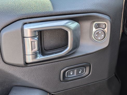 Used 2022 Jeep Wrangler Unlimited Sahara AWD/4WD image 19