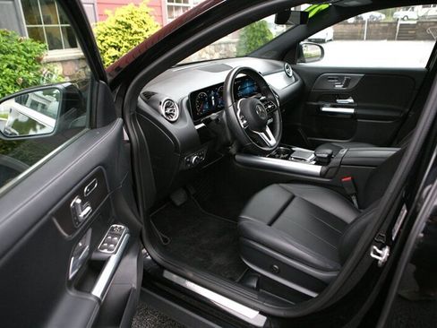 Used 2021 Mercedes-Benz GLA 250 4MATIC w/ Premium Package image 8