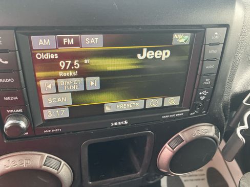 Used 2015 Jeep Wrangler Unlimited Sport w/ Connectivity Group AWD/4WD image 17