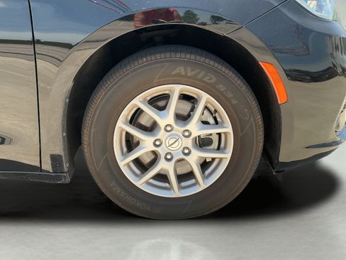 Used 2024 Chrysler Pacifica Touring-L FWD image 9