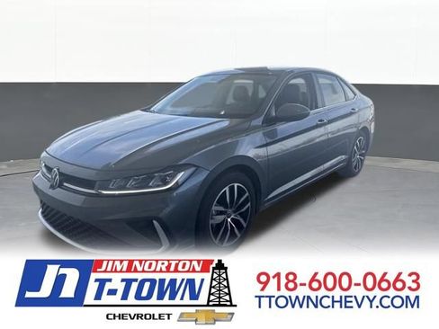Used 2025 Volkswagen Jetta SE FWD image 1