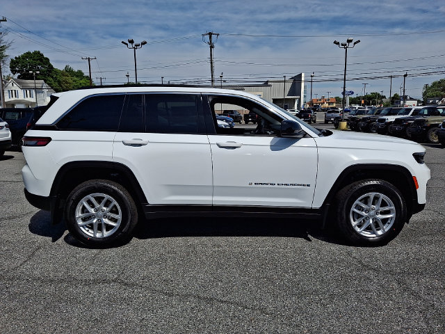 New 2026 Jeep Grand Cherokee Laredo w/ MOPAR Finishing Package AWD/4WD image 5