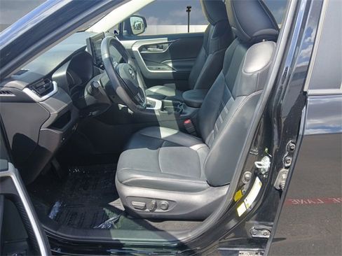 Used 2021 Toyota RAV4 XLE Premium image 9