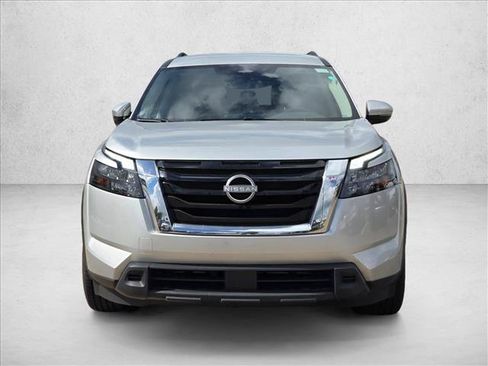 Used 2025 Nissan Pathfinder SV FWD image 2