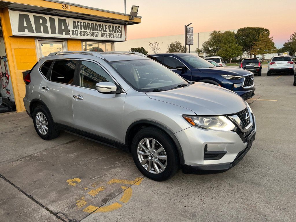 Used 2017 Nissan Rogue SV FWD image 2