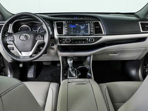 Used 2019 Toyota Highlander XLE FWD image 18