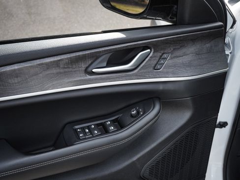 Used 2023 Jeep Grand Cherokee Limited image 14