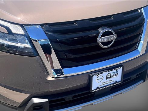 Certified 2024 Nissan Pathfinder Platinum AWD/4WD image 30