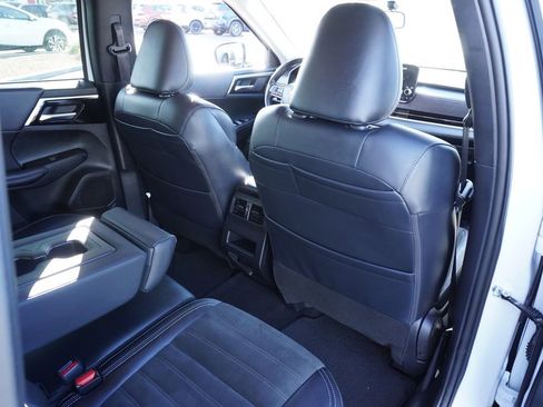 Used 2024 Mitsubishi Outlander SE image 11