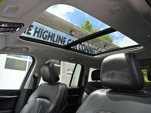 Used 2023 Jeep Grand Cherokee 4WD 4xe image 3