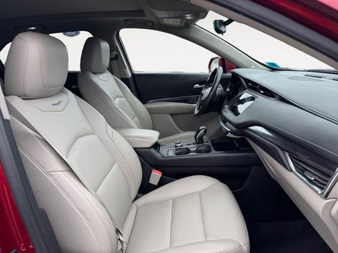 Used 2019 Cadillac XT4 Luxury w/ Cold Weather Package image 17