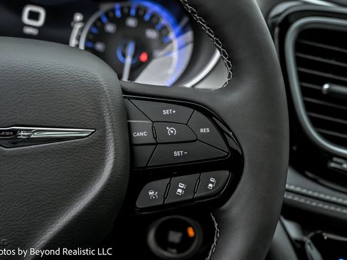 Used 2024 Chrysler Pacifica Limited w/ S Appearance Package image 35