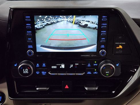 Used 2022 Toyota Highlander XLE AWD/4WD image 35