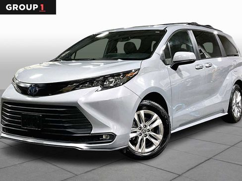 Certified 2022 Toyota Sienna XLE Woodland Edition image 1