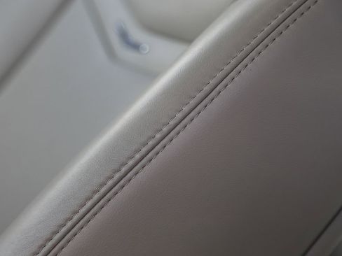 Used 2013 Cadillac XTS Luxury image 24