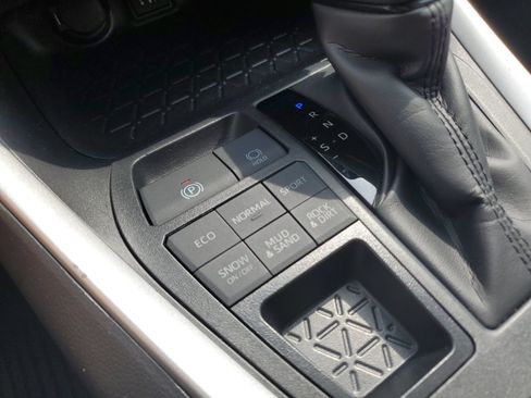 Certified 2025 Toyota RAV4 XLE AWD/4WD image 31