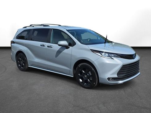 Certified 2025 Toyota Sienna XLE Woodland Edition AWD/4WD image 3