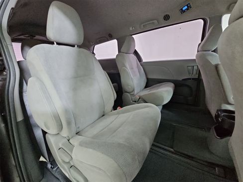 Used 2016 Toyota Sienna L image 20