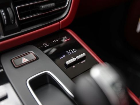 Certified 2025 Porsche Macan AWD/4WD image 25