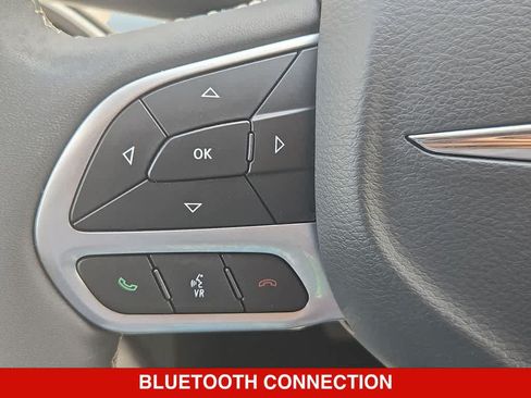 Used 2024 Chrysler Pacifica Touring-L FWD image 22