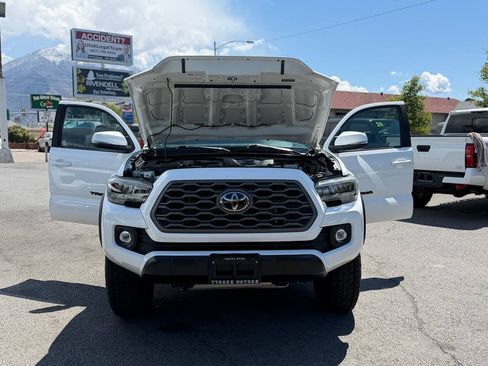 Used 2020 Toyota Tacoma TRD Off-Road w/ Technology Package AWD/4WD image 4